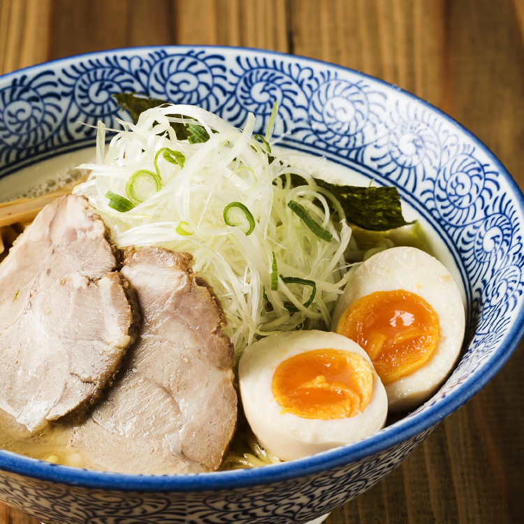 博多中華そばに味玉 チャーシュー 白髪ネギをのせたトッピング写真