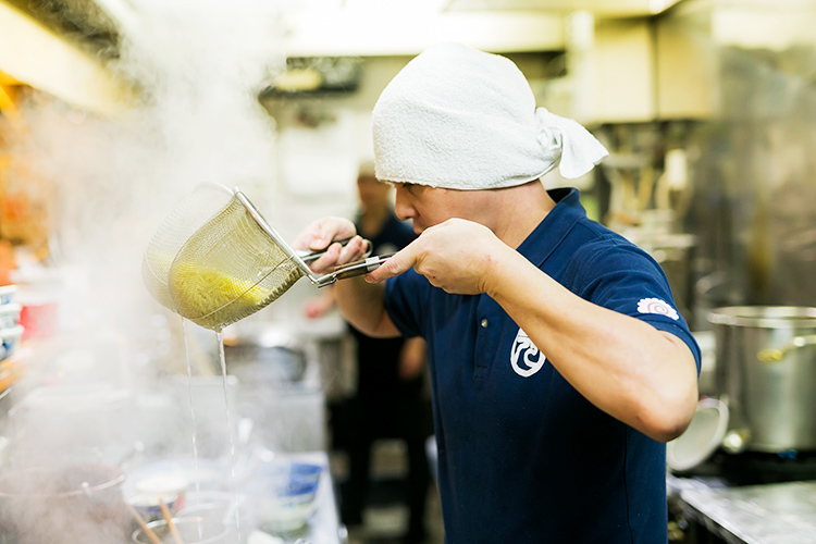 麺揚げの写真。湯気が立ち込めている