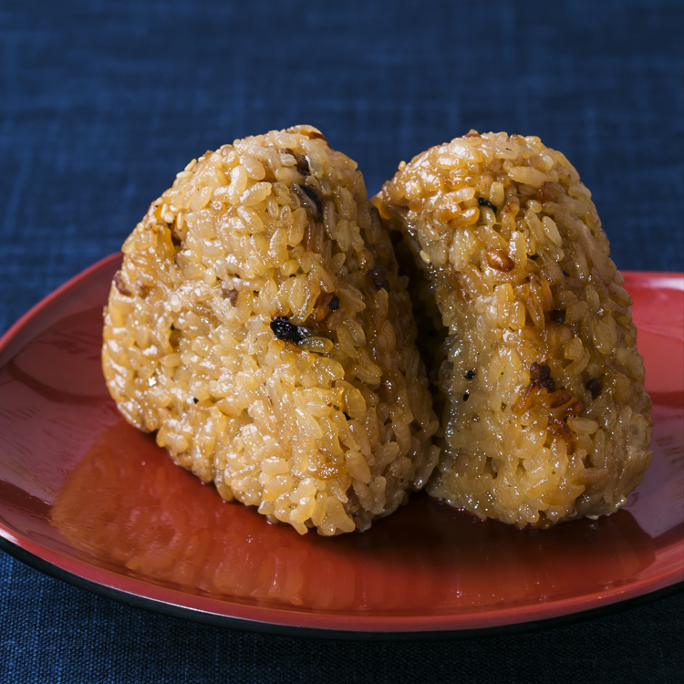 米の一粒一粒がツヤっとした特製の豚めしの写真